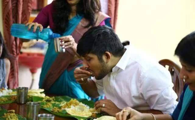 印度人吃饭用右手，为何他们不使用餐具呢？